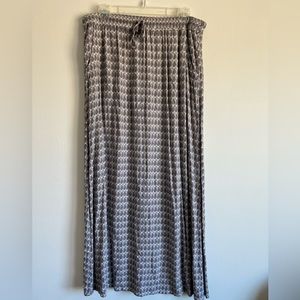 Eddie Bauer. Gray Geometric Lightweight Maxi Skirt. Size medium.